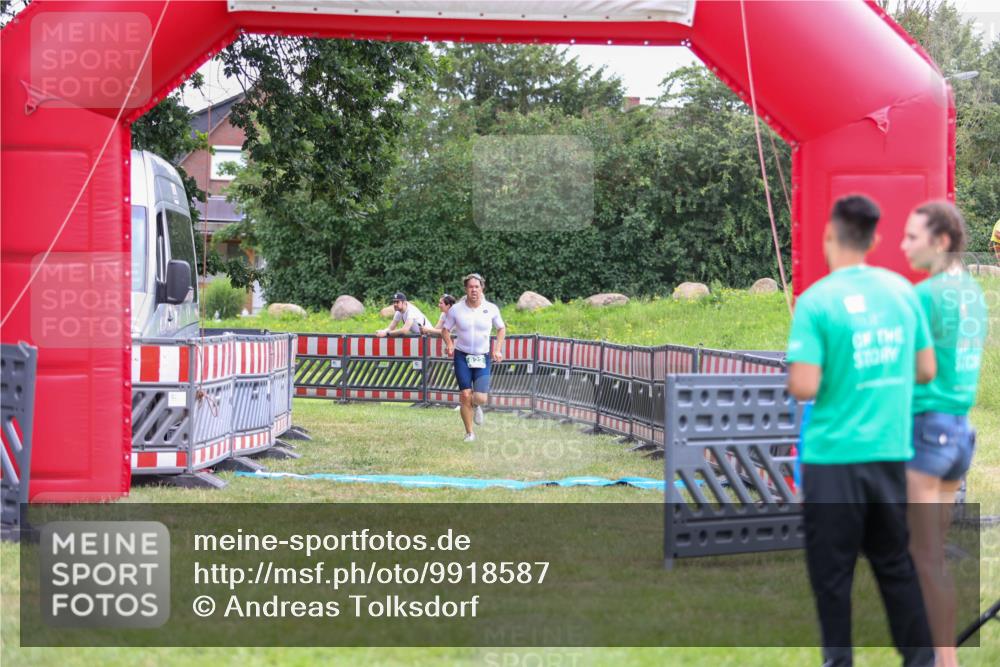 21.06.2026 - 29. Vierlanden-Triathlon Andreas Tolksdorf http://msf.ph/oto/9918587 21.06.2026 12:15:24 Ziel 822 meine-sportfotos.de