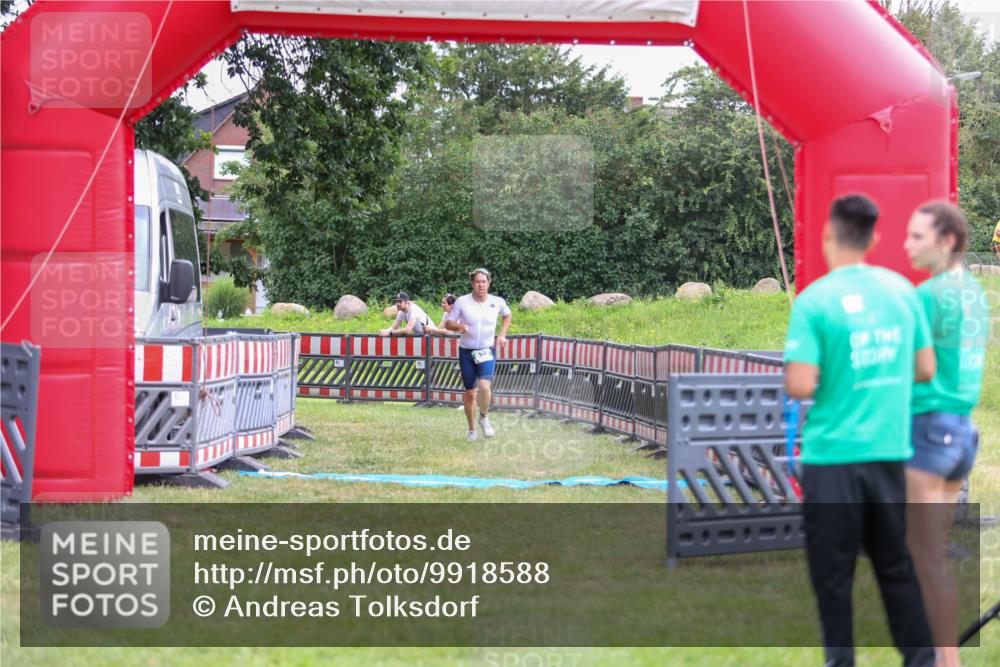 21.06.2026 - 29. Vierlanden-Triathlon Andreas Tolksdorf http://msf.ph/oto/9918588 21.06.2026 12:15:24 Ziel 822 meine-sportfotos.de