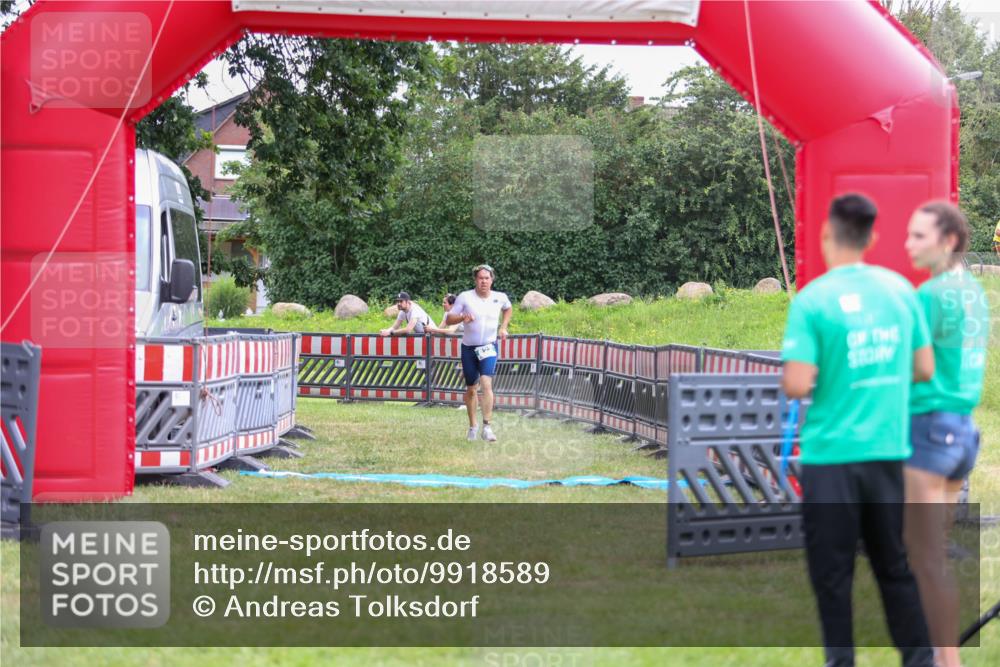 21.06.2026 - 29. Vierlanden-Triathlon Andreas Tolksdorf http://msf.ph/oto/9918589 21.06.2026 12:15:24 Ziel 822 meine-sportfotos.de