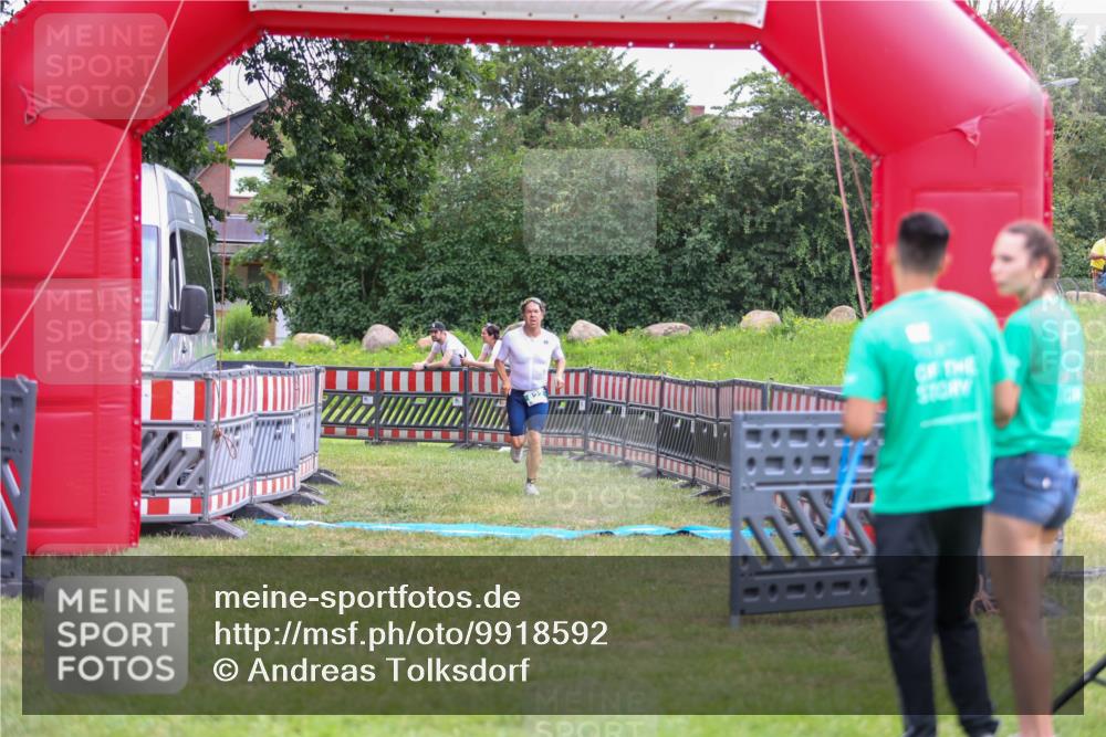 21.06.2026 - 29. Vierlanden-Triathlon Andreas Tolksdorf http://msf.ph/oto/9918592 21.06.2026 12:15:24 Ziel 822 meine-sportfotos.de