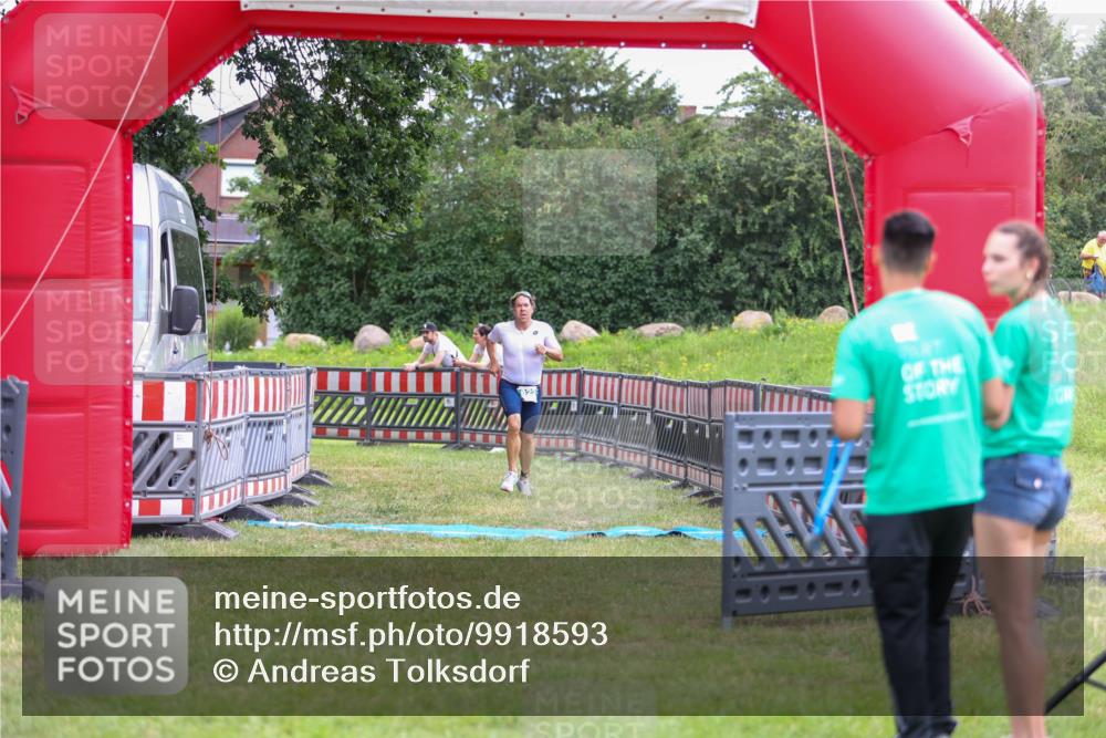 21.06.2026 - 29. Vierlanden-Triathlon Andreas Tolksdorf http://msf.ph/oto/9918593 21.06.2026 12:15:24 Ziel 822 meine-sportfotos.de