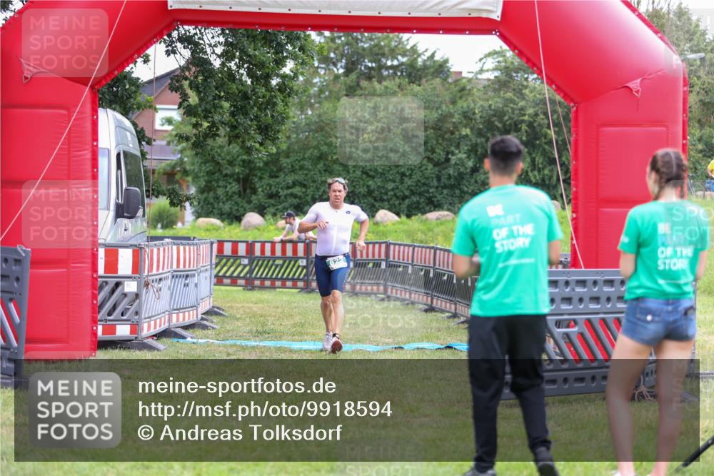 21.06.2026 - 29. Vierlanden-Triathlon Andreas Tolksdorf http://msf.ph/oto/9918594 21.06.2026 12:15:26 Ziel 822 meine-sportfotos.de