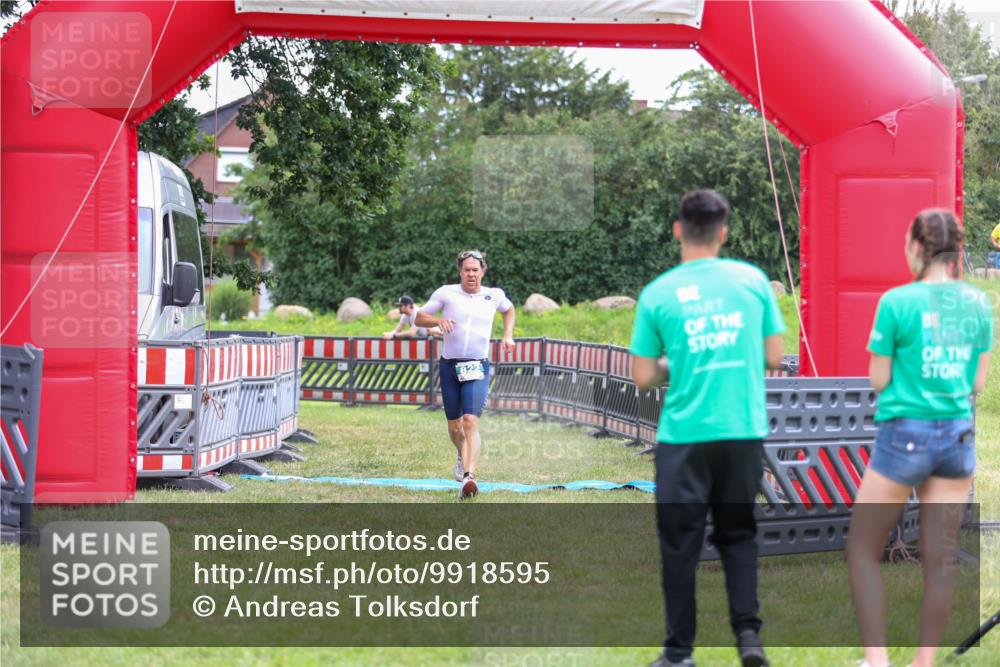 21.06.2026 - 29. Vierlanden-Triathlon Andreas Tolksdorf http://msf.ph/oto/9918595 21.06.2026 12:15:26 Ziel 822 meine-sportfotos.de