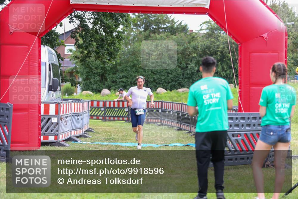 21.06.2026 - 29. Vierlanden-Triathlon Andreas Tolksdorf http://msf.ph/oto/9918596 21.06.2026 12:15:26 Ziel 822 meine-sportfotos.de