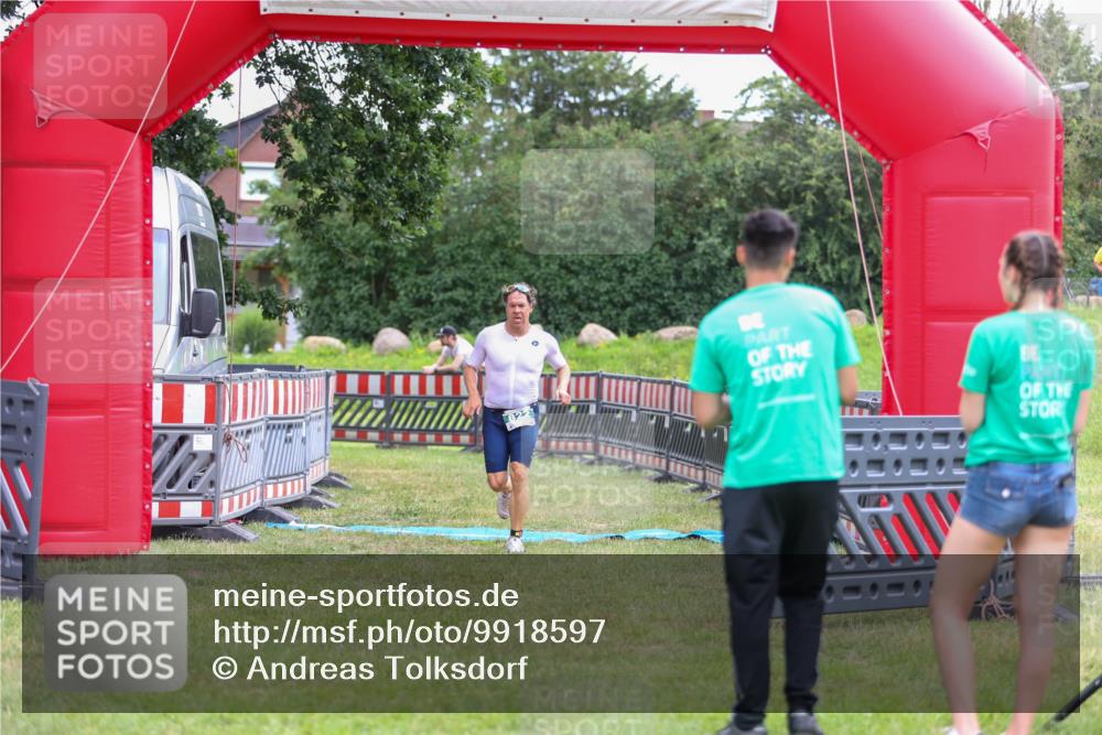 21.06.2026 - 29. Vierlanden-Triathlon Andreas Tolksdorf http://msf.ph/oto/9918597 21.06.2026 12:15:26 Ziel 822 meine-sportfotos.de