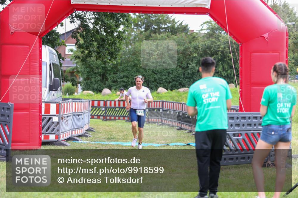 21.06.2026 - 29. Vierlanden-Triathlon Andreas Tolksdorf http://msf.ph/oto/9918599 21.06.2026 12:15:26 Ziel 822 meine-sportfotos.de