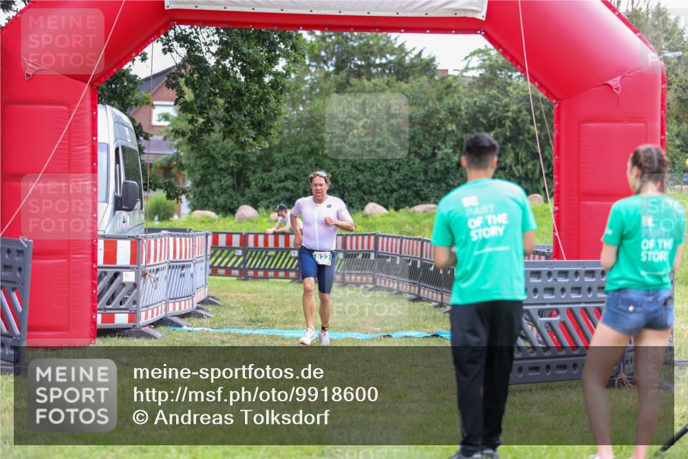 21.06.2026 - 29. Vierlanden-Triathlon Andreas Tolksdorf http://msf.ph/oto/9918600 21.06.2026 12:15:27 Ziel 822 meine-sportfotos.de
