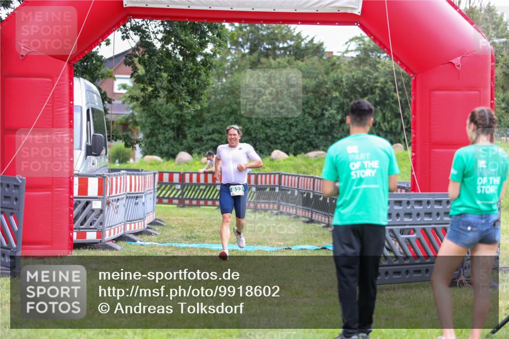 21.06.2026 - 29. Vierlanden-Triathlon Andreas Tolksdorf http://msf.ph/oto/9918602 21.06.2026 12:15:27 Ziel 822 meine-sportfotos.de