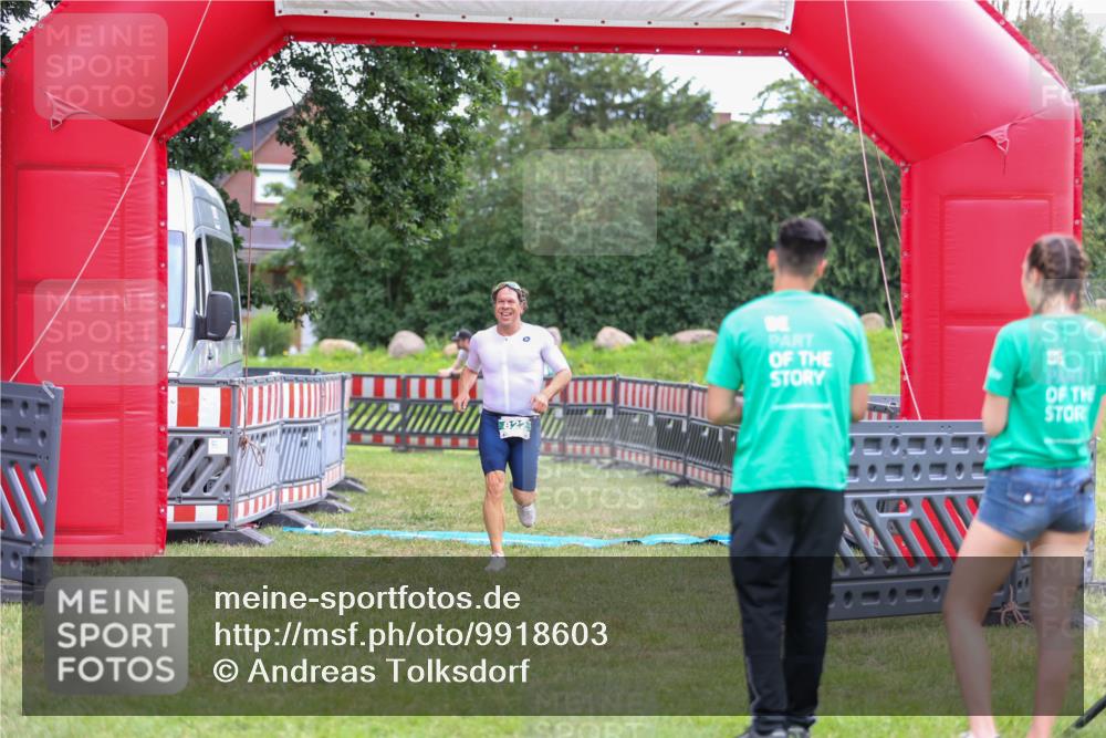 21.06.2026 - 29. Vierlanden-Triathlon Andreas Tolksdorf http://msf.ph/oto/9918603 21.06.2026 12:15:27 Ziel 822 meine-sportfotos.de