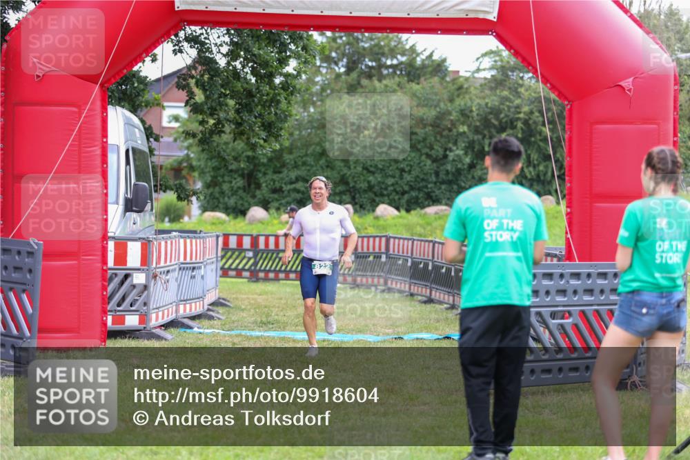 21.06.2026 - 29. Vierlanden-Triathlon Andreas Tolksdorf http://msf.ph/oto/9918604 21.06.2026 12:15:27 Ziel 822 meine-sportfotos.de