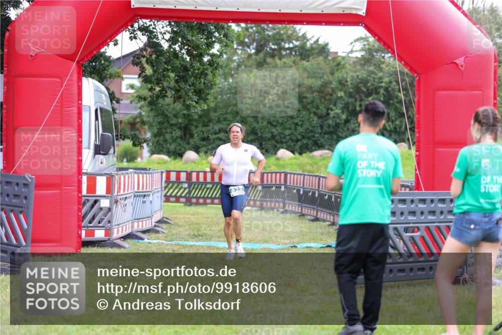 21.06.2026 - 29. Vierlanden-Triathlon Andreas Tolksdorf http://msf.ph/oto/9918606 21.06.2026 12:15:27 Ziel 822 meine-sportfotos.de