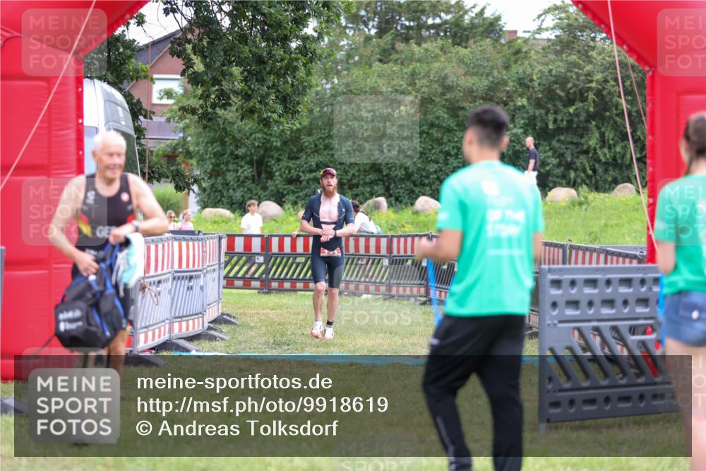 21.06.2026 - 29. Vierlanden-Triathlon Andreas Tolksdorf http://msf.ph/oto/9918619 21.06.2026 12:16:22 Ziel 111 meine-sportfotos.de