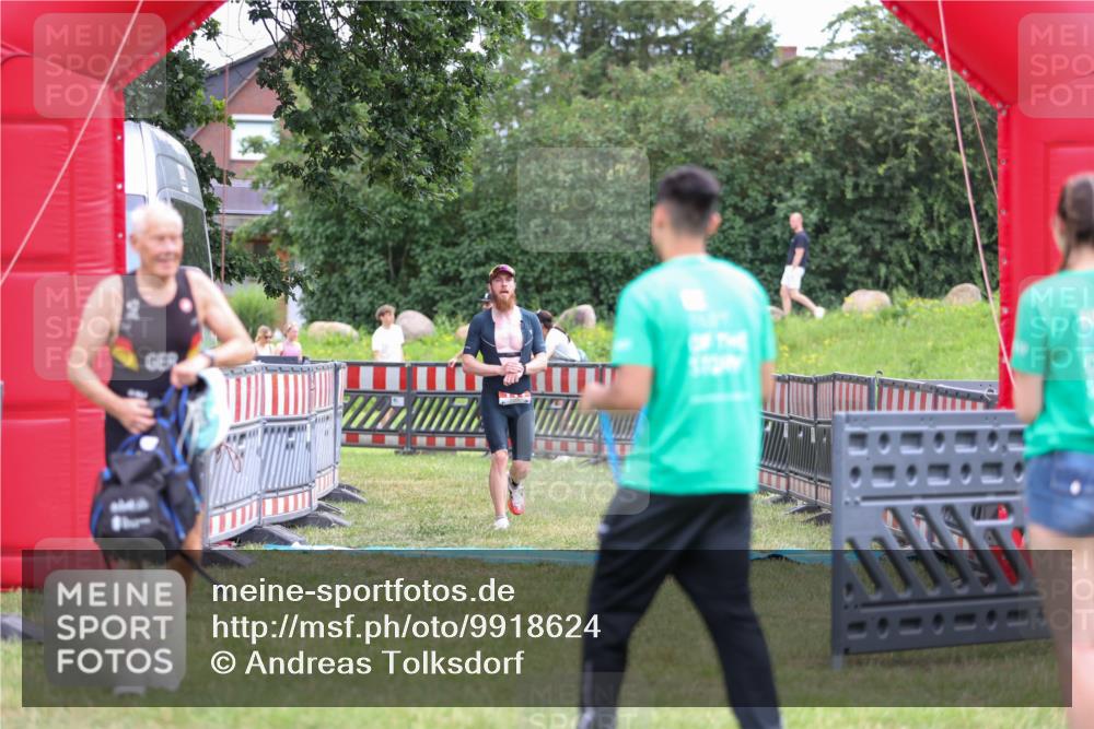 21.06.2026 - 29. Vierlanden-Triathlon Andreas Tolksdorf http://msf.ph/oto/9918624 21.06.2026 12:16:22 Ziel 111 meine-sportfotos.de