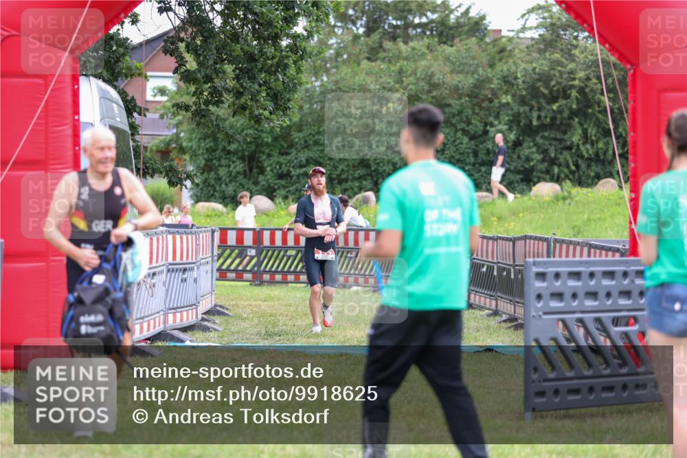 21.06.2026 - 29. Vierlanden-Triathlon Andreas Tolksdorf http://msf.ph/oto/9918625 21.06.2026 12:16:22 Ziel 111 meine-sportfotos.de