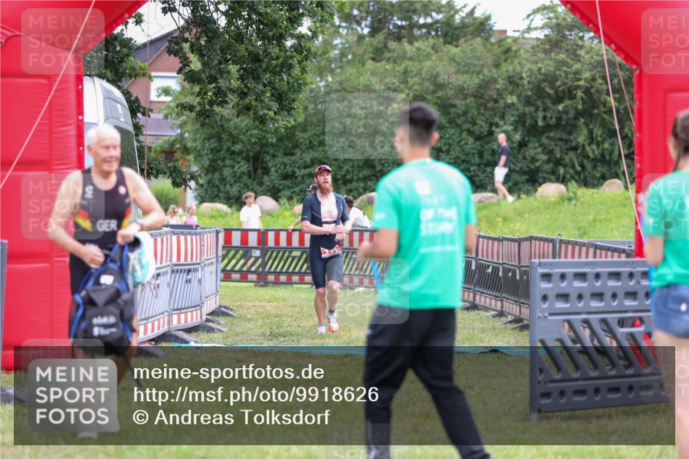 21.06.2026 - 29. Vierlanden-Triathlon Andreas Tolksdorf http://msf.ph/oto/9918626 21.06.2026 12:16:22 Ziel 111 meine-sportfotos.de