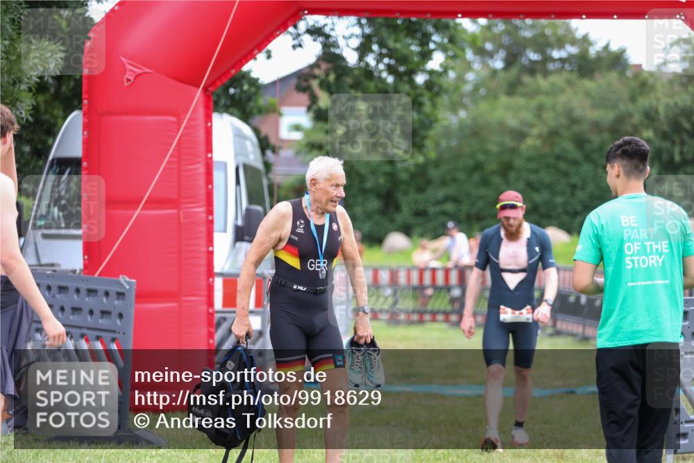 21.06.2026 - 29. Vierlanden-Triathlon Andreas Tolksdorf http://msf.ph/oto/9918629 21.06.2026 12:16:28 Ziel 111 meine-sportfotos.de