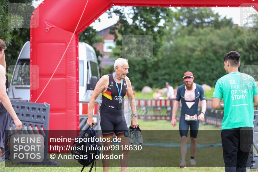 21.06.2026 - 29. Vierlanden-Triathlon Andreas Tolksdorf http://msf.ph/oto/9918630 21.06.2026 12:16:28 Ziel 111 meine-sportfotos.de