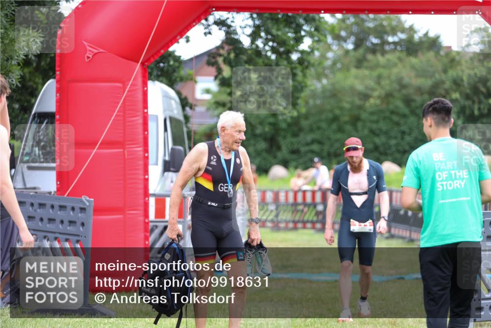 21.06.2026 - 29. Vierlanden-Triathlon Andreas Tolksdorf http://msf.ph/oto/9918631 21.06.2026 12:16:28 Ziel 111 meine-sportfotos.de