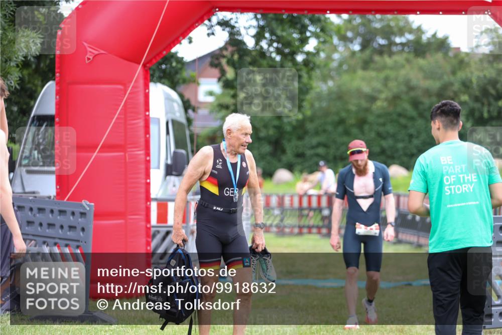 21.06.2026 - 29. Vierlanden-Triathlon Andreas Tolksdorf http://msf.ph/oto/9918632 21.06.2026 12:16:28 Ziel 111 meine-sportfotos.de
