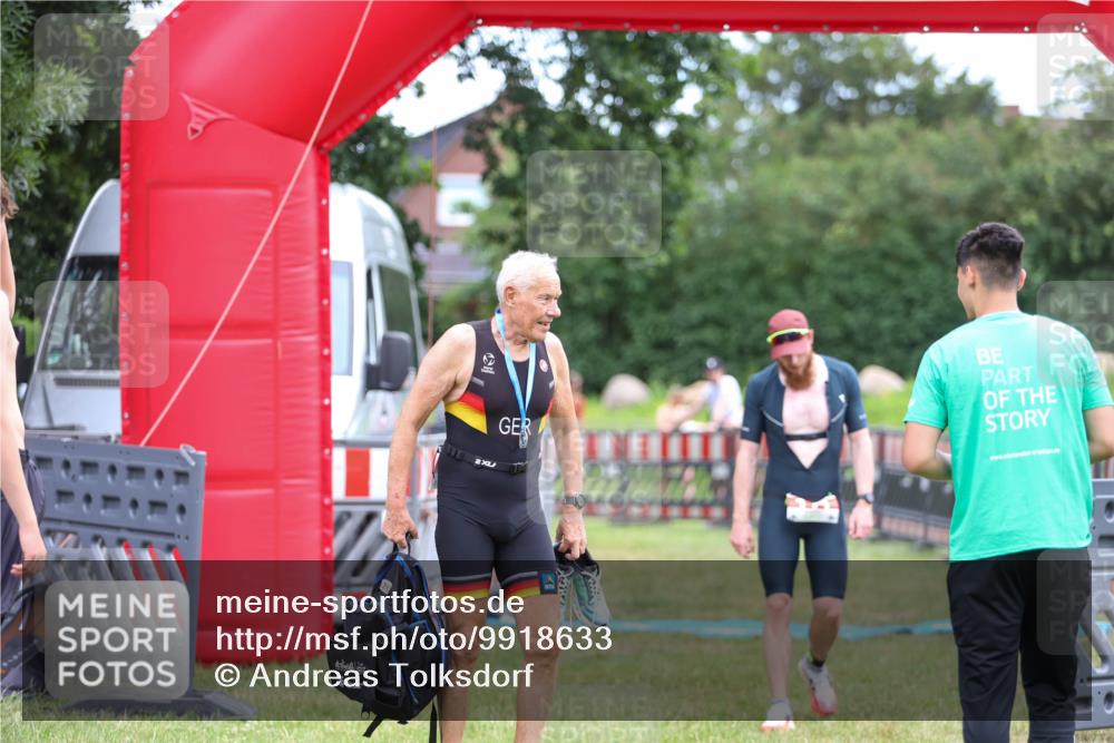 21.06.2026 - 29. Vierlanden-Triathlon Andreas Tolksdorf http://msf.ph/oto/9918633 21.06.2026 12:16:28 Ziel 111 meine-sportfotos.de
