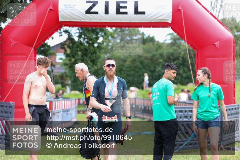 21.06.2026 - 29. Vierlanden-Triathlon Andreas Tolksdorf http://msf.ph/oto/9918645 21.06.2026 12:16:42 Ziel  meine-sportfotos.de
