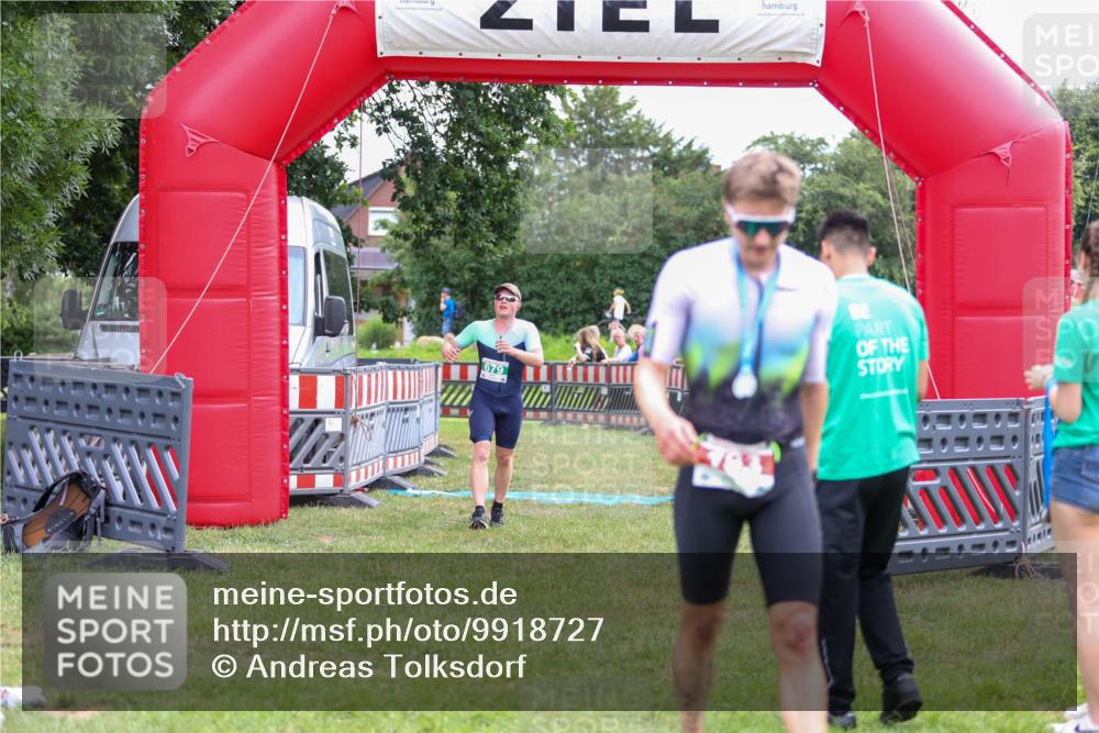 21.06.2026 - 29. Vierlanden-Triathlon Andreas Tolksdorf http://msf.ph/oto/9918727 21.06.2026 12:23:26 Ziel  meine-sportfotos.de