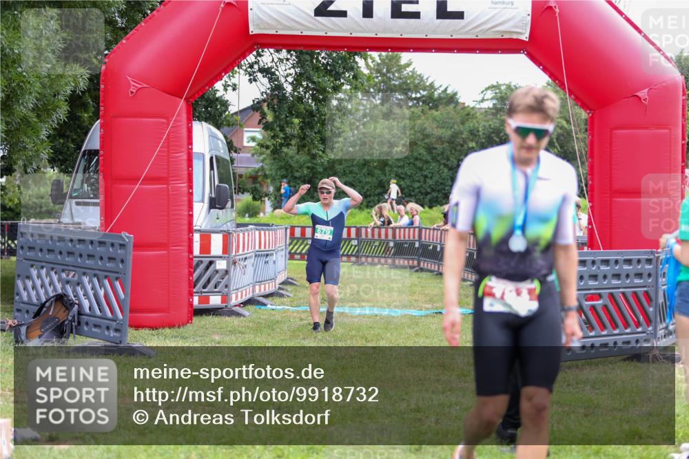 21.06.2026 - 29. Vierlanden-Triathlon Andreas Tolksdorf http://msf.ph/oto/9918732 21.06.2026 12:23:26 Ziel  meine-sportfotos.de