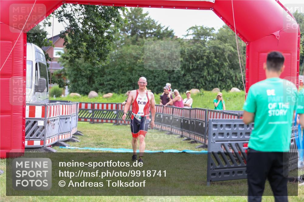 21.06.2026 - 29. Vierlanden-Triathlon Andreas Tolksdorf http://msf.ph/oto/9918741 21.06.2026 12:25:53 Ziel 820 meine-sportfotos.de