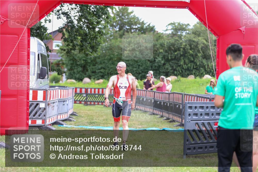 21.06.2026 - 29. Vierlanden-Triathlon Andreas Tolksdorf http://msf.ph/oto/9918744 21.06.2026 12:25:55 Ziel 820 meine-sportfotos.de