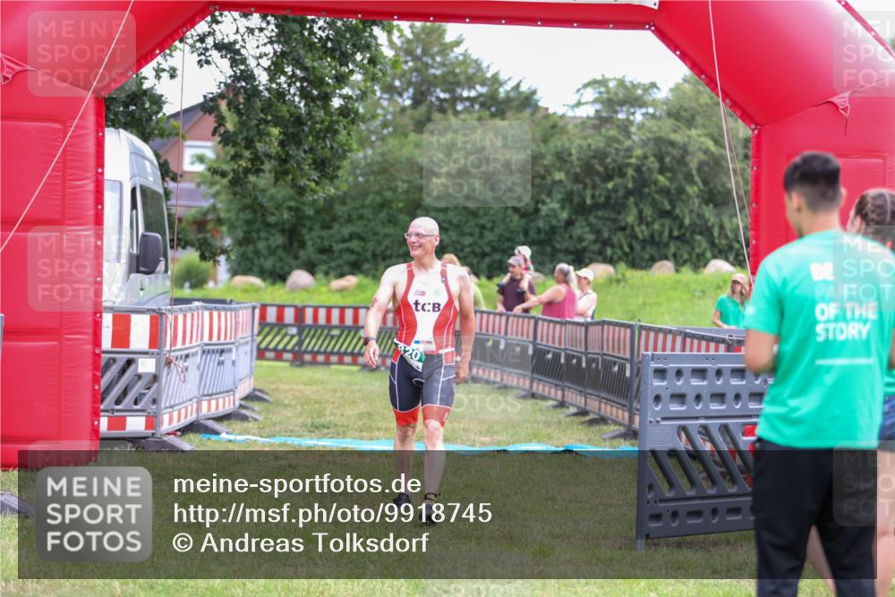 21.06.2026 - 29. Vierlanden-Triathlon Andreas Tolksdorf http://msf.ph/oto/9918745 21.06.2026 12:25:55 Ziel 820 meine-sportfotos.de