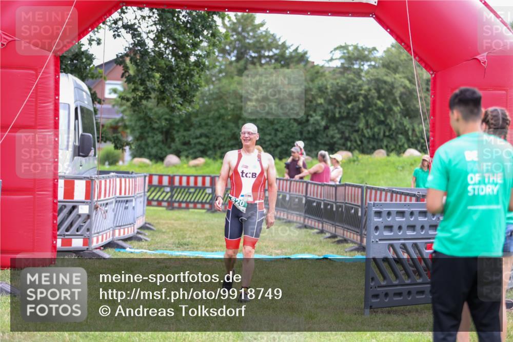 21.06.2026 - 29. Vierlanden-Triathlon Andreas Tolksdorf http://msf.ph/oto/9918749 21.06.2026 12:25:55 Ziel 820 meine-sportfotos.de