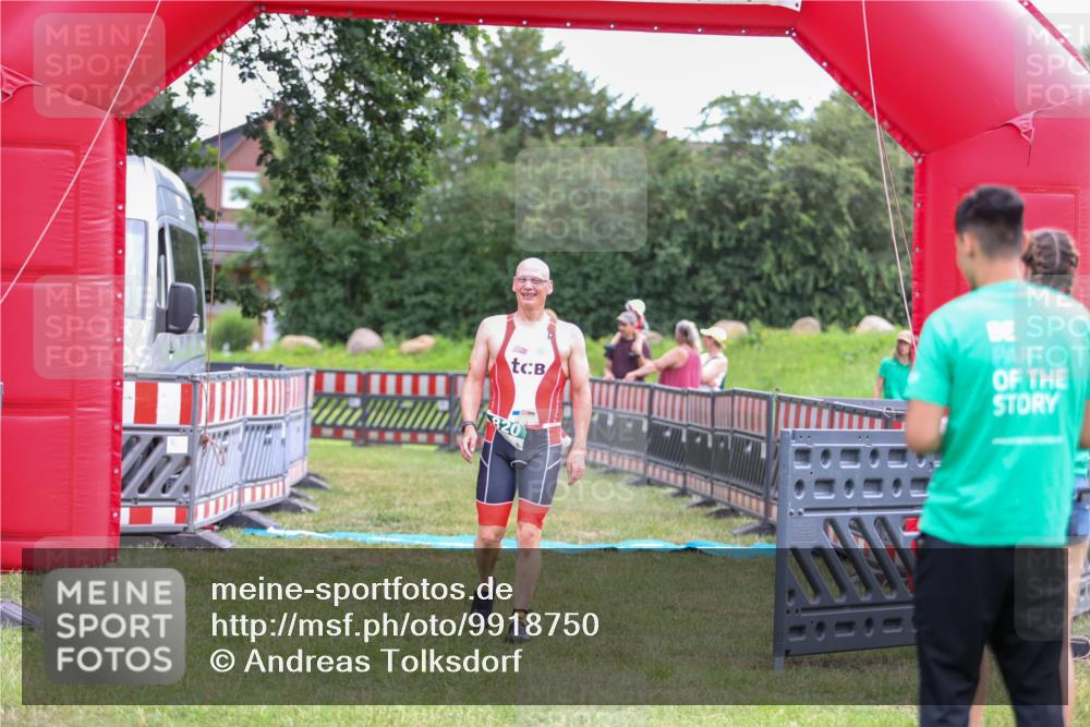 21.06.2026 - 29. Vierlanden-Triathlon Andreas Tolksdorf http://msf.ph/oto/9918750 21.06.2026 12:25:55 Ziel 820 meine-sportfotos.de