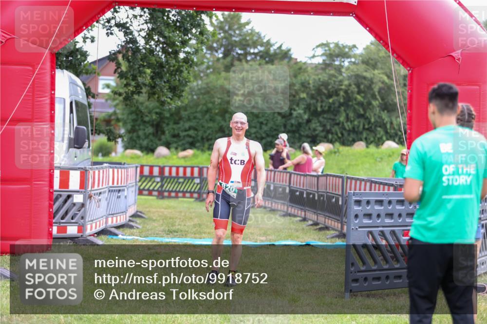 21.06.2026 - 29. Vierlanden-Triathlon Andreas Tolksdorf http://msf.ph/oto/9918752 21.06.2026 12:25:55 Ziel 820 meine-sportfotos.de