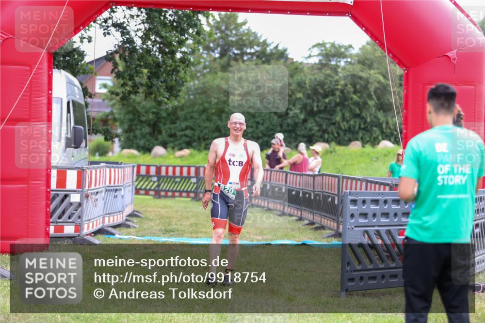 21.06.2026 - 29. Vierlanden-Triathlon Andreas Tolksdorf http://msf.ph/oto/9918754 21.06.2026 12:25:56 Ziel  meine-sportfotos.de