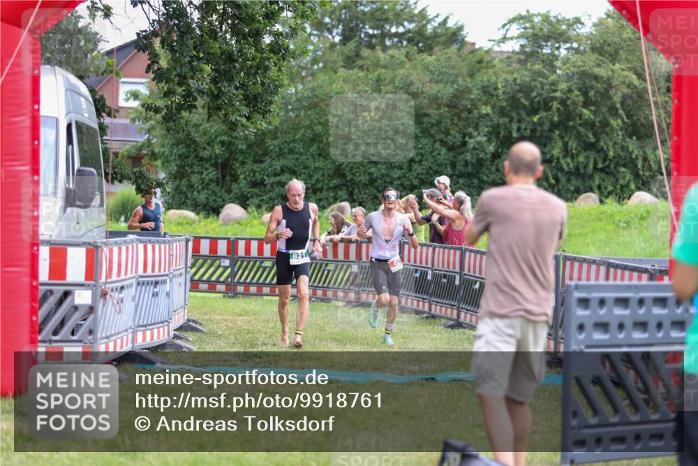 21.06.2026 - 29. Vierlanden-Triathlon Andreas Tolksdorf http://msf.ph/oto/9918761 21.06.2026 12:27:05 Ziel 62, 76, 821 meine-sportfotos.de
