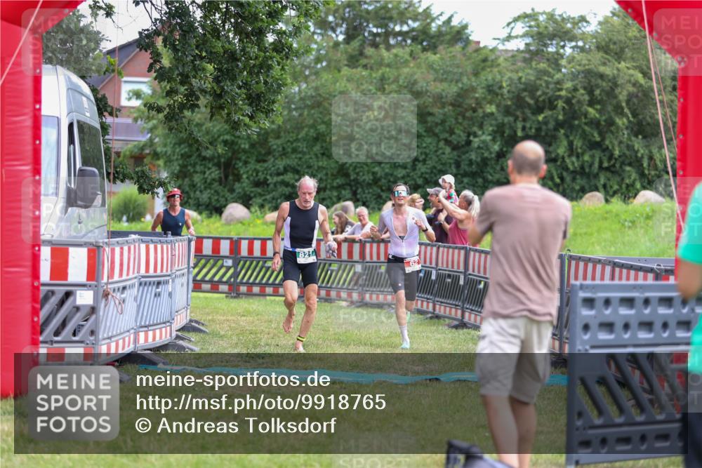 21.06.2026 - 29. Vierlanden-Triathlon Andreas Tolksdorf http://msf.ph/oto/9918765 21.06.2026 12:27:05 Ziel 62, 76, 821 meine-sportfotos.de