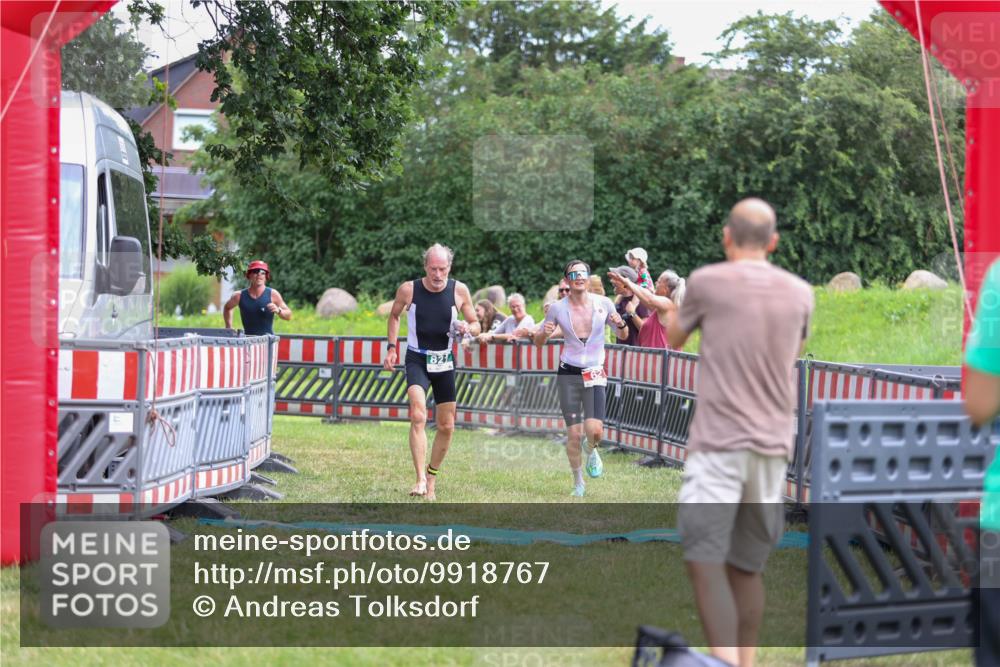 21.06.2026 - 29. Vierlanden-Triathlon Andreas Tolksdorf http://msf.ph/oto/9918767 21.06.2026 12:27:05 Ziel 62, 76, 821 meine-sportfotos.de