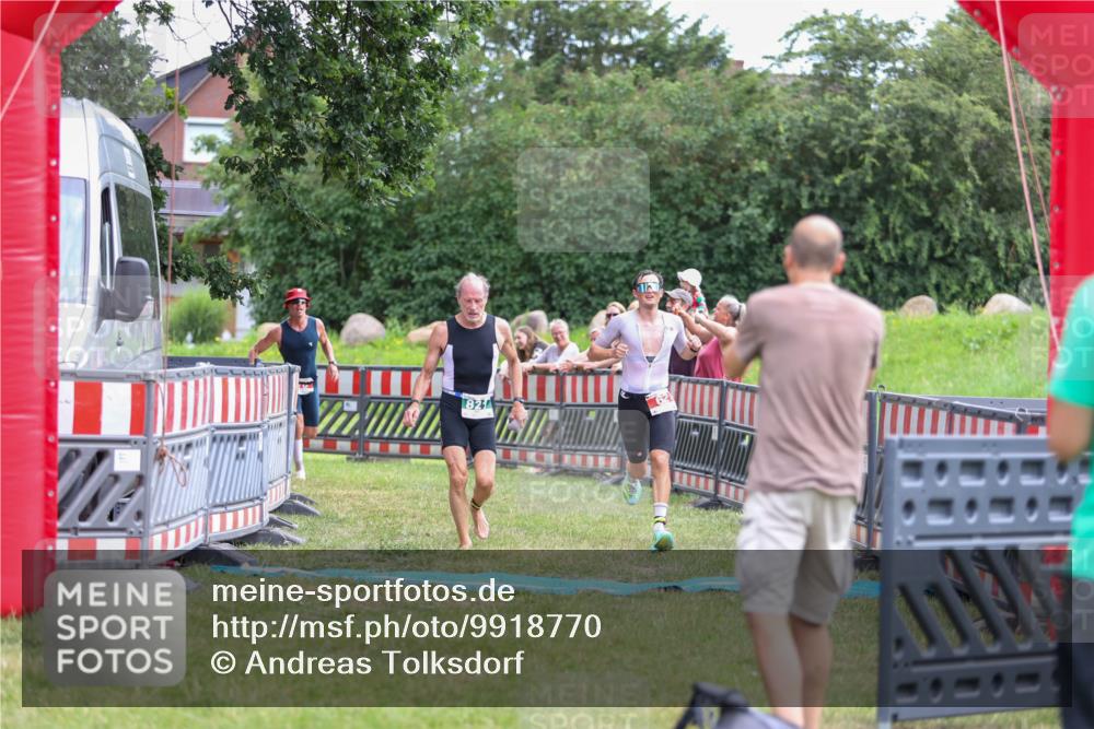 21.06.2026 - 29. Vierlanden-Triathlon Andreas Tolksdorf http://msf.ph/oto/9918770 21.06.2026 12:27:05 Ziel 62, 76, 821 meine-sportfotos.de