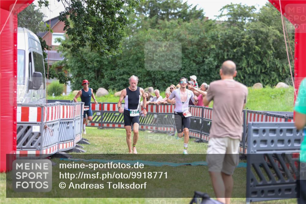 21.06.2026 - 29. Vierlanden-Triathlon Andreas Tolksdorf http://msf.ph/oto/9918771 21.06.2026 12:27:05 Ziel 62, 76, 821 meine-sportfotos.de