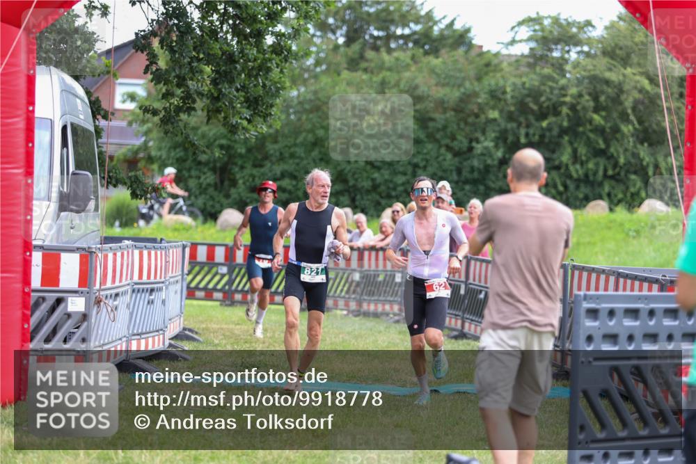 21.06.2026 - 29. Vierlanden-Triathlon Andreas Tolksdorf http://msf.ph/oto/9918778 21.06.2026 12:27:06 Ziel 45, 62, 76, 821 meine-sportfotos.de