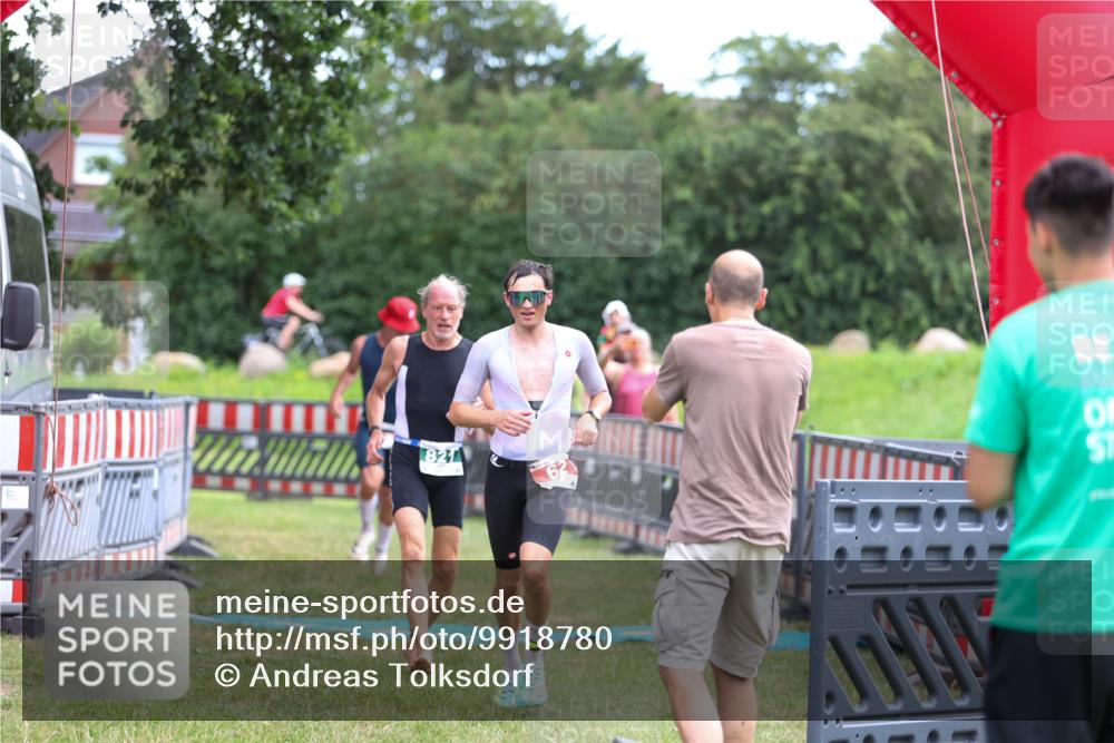 21.06.2026 - 29. Vierlanden-Triathlon Andreas Tolksdorf http://msf.ph/oto/9918780 21.06.2026 12:27:07 Ziel 45, 62, 76, 821 meine-sportfotos.de