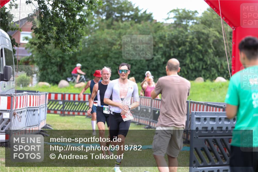 21.06.2026 - 29. Vierlanden-Triathlon Andreas Tolksdorf http://msf.ph/oto/9918782 21.06.2026 12:27:07 Ziel 45, 62, 76, 821 meine-sportfotos.de