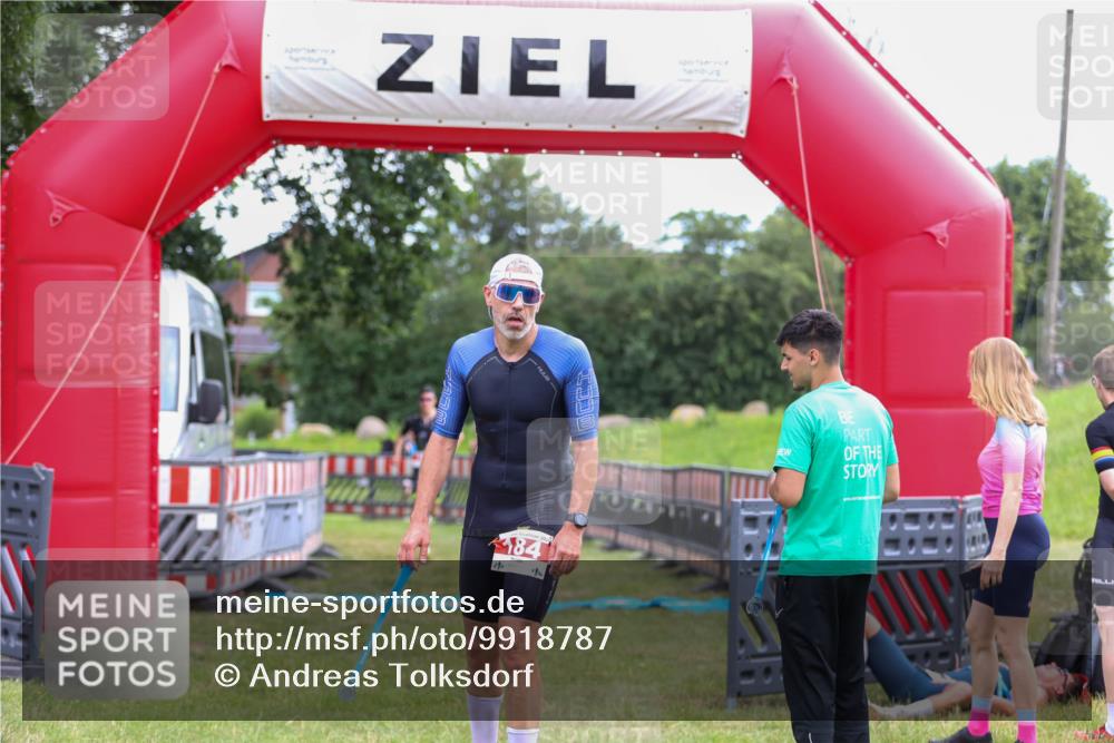 21.06.2026 - 29. Vierlanden-Triathlon Andreas Tolksdorf http://msf.ph/oto/9918787 21.06.2026 12:27:39 Ziel 61 meine-sportfotos.de