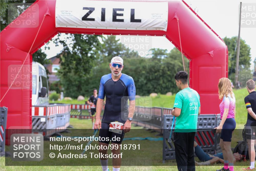 21.06.2026 - 29. Vierlanden-Triathlon Andreas Tolksdorf http://msf.ph/oto/9918791 21.06.2026 12:27:39 Ziel 61 meine-sportfotos.de