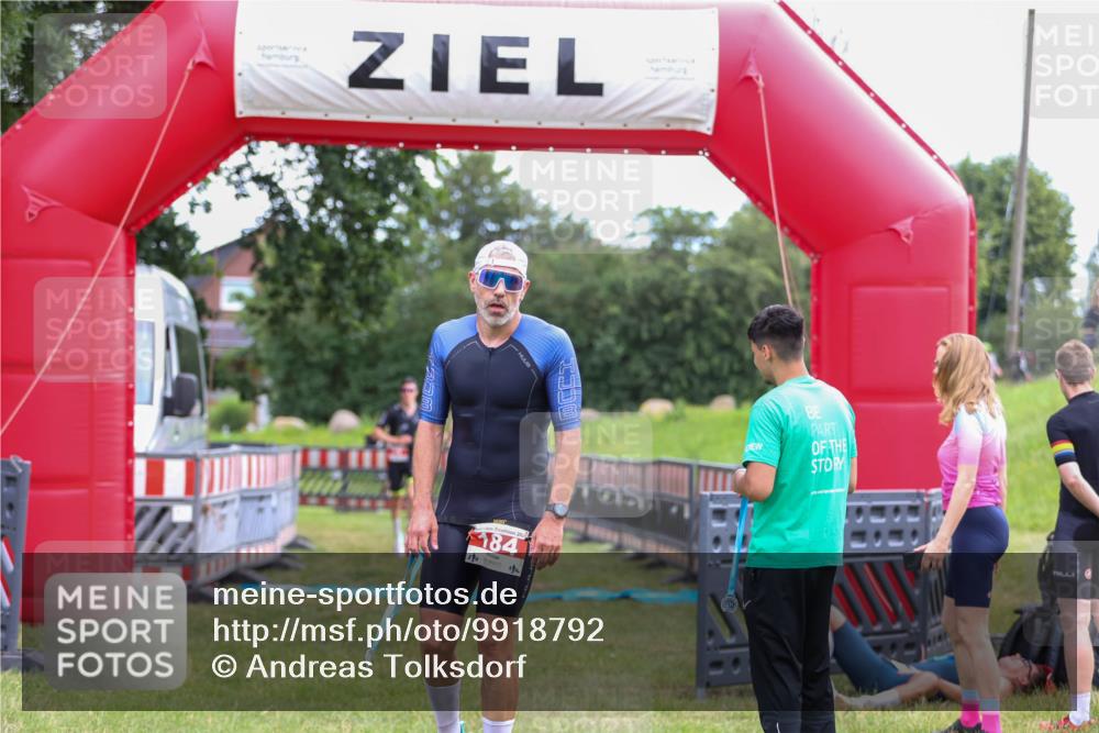 21.06.2026 - 29. Vierlanden-Triathlon Andreas Tolksdorf http://msf.ph/oto/9918792 21.06.2026 12:27:40 Ziel 61 meine-sportfotos.de