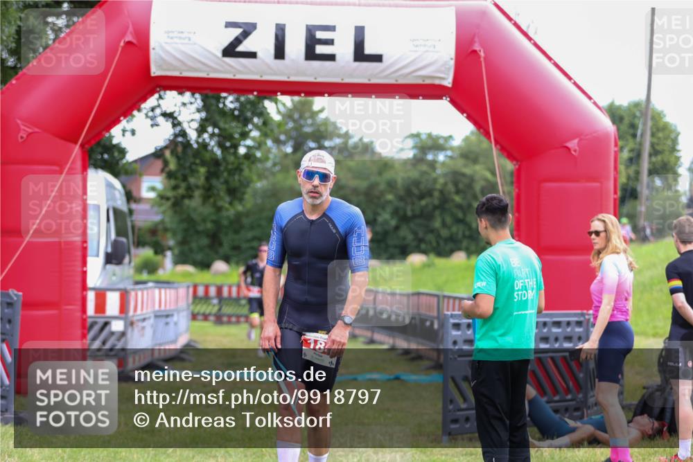 21.06.2026 - 29. Vierlanden-Triathlon Andreas Tolksdorf http://msf.ph/oto/9918797 21.06.2026 12:27:40 Ziel 61 meine-sportfotos.de