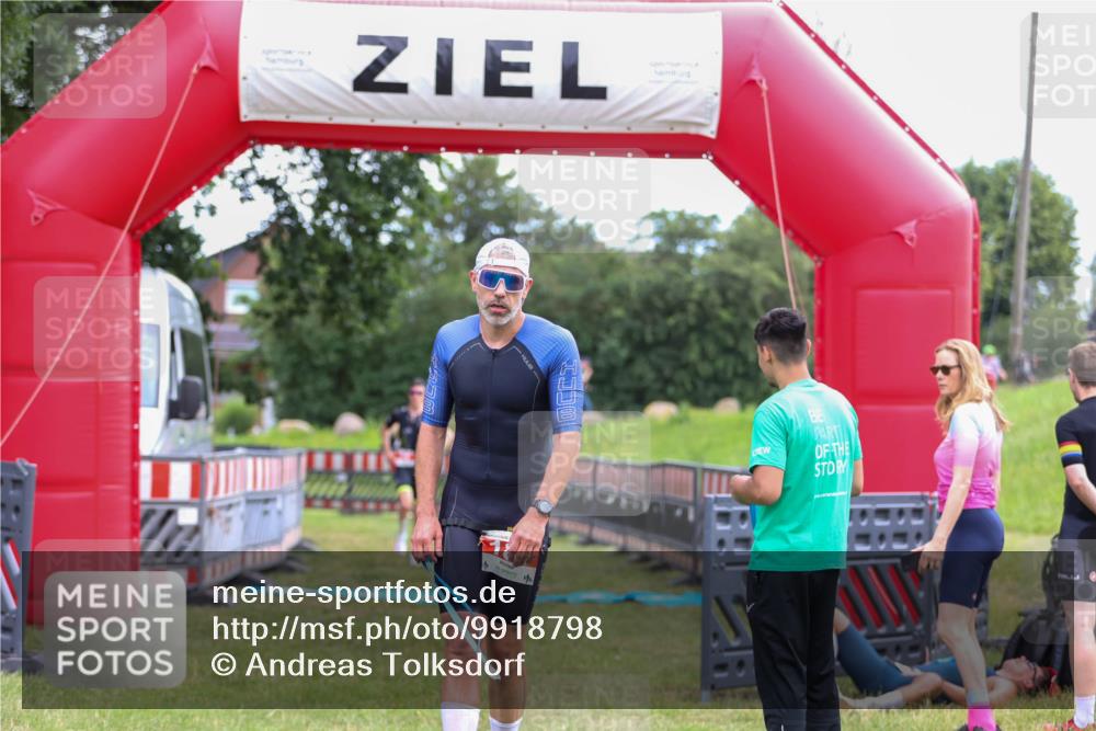 21.06.2026 - 29. Vierlanden-Triathlon Andreas Tolksdorf http://msf.ph/oto/9918798 21.06.2026 12:27:40 Ziel 61 meine-sportfotos.de