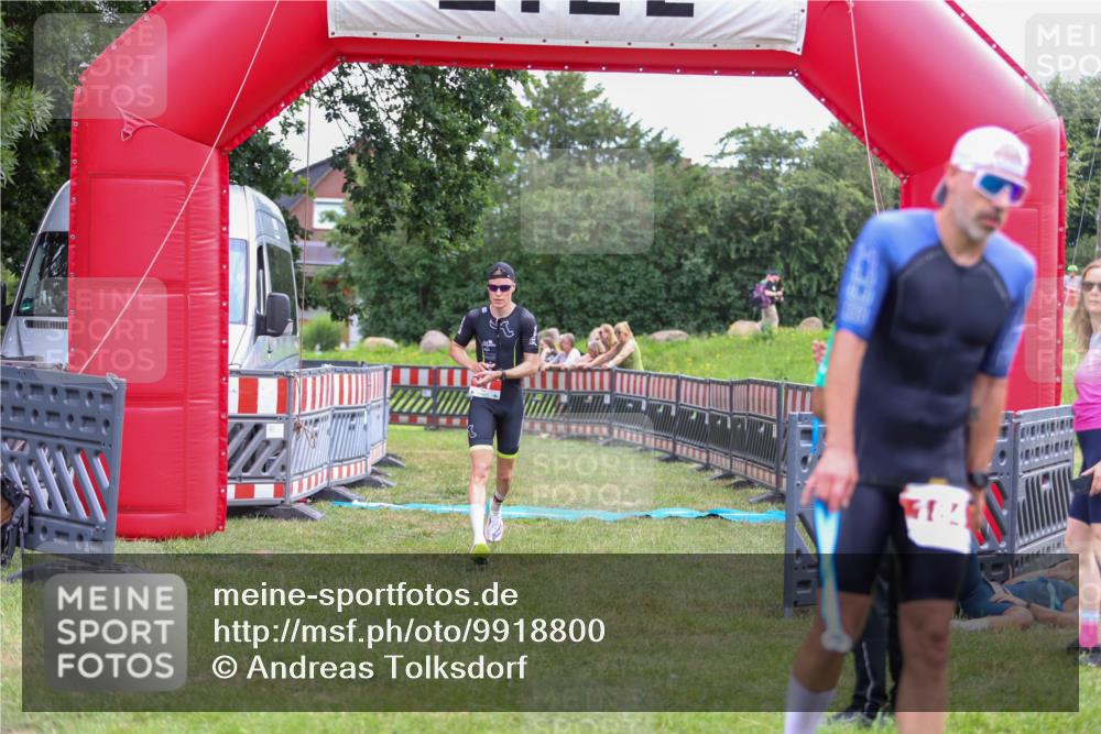 21.06.2026 - 29. Vierlanden-Triathlon Andreas Tolksdorf http://msf.ph/oto/9918800 21.06.2026 12:27:42 Ziel 61 meine-sportfotos.de