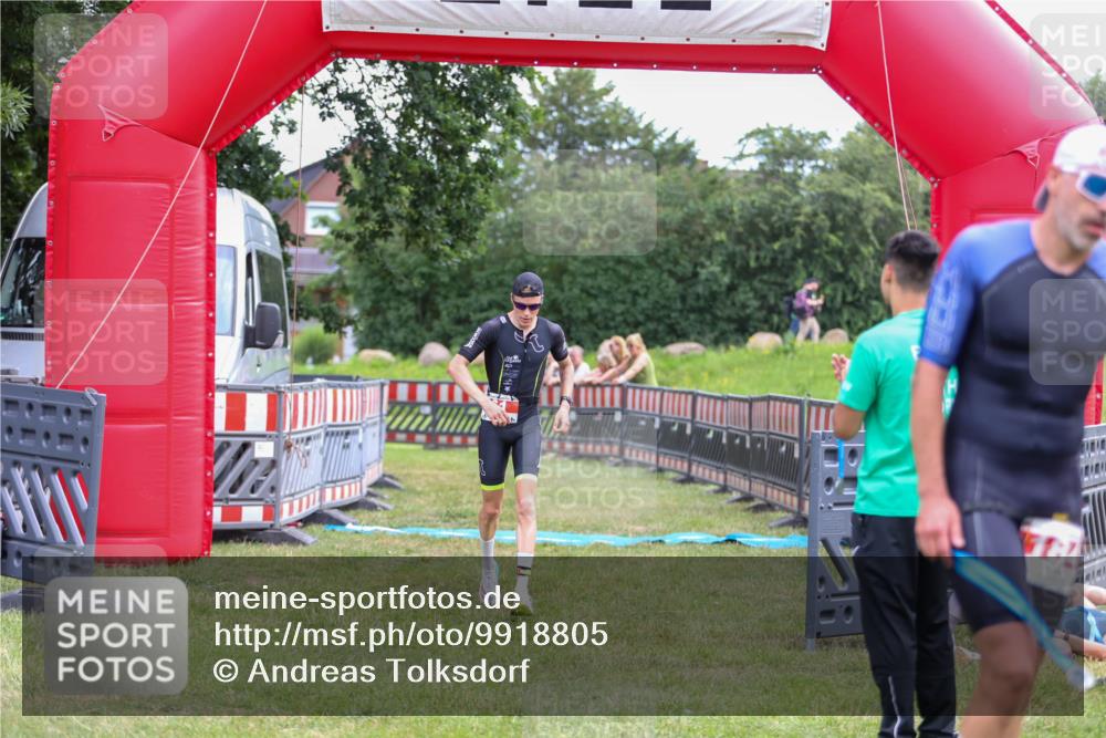 21.06.2026 - 29. Vierlanden-Triathlon Andreas Tolksdorf http://msf.ph/oto/9918805 21.06.2026 12:27:42 Ziel 61 meine-sportfotos.de