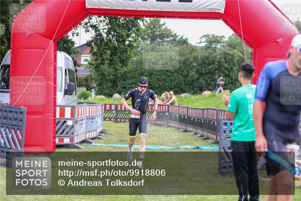 21.06.2026 - 29. Vierlanden-Triathlon Andreas Tolksdorf http://msf.ph/oto/9918806 21.06.2026 12:27:43 Ziel 61 meine-sportfotos.de